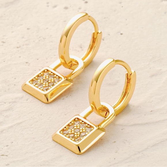 NEW 14K Gold Plated Small Elegant Gold Padlock Earrings - Picture 2 of 4